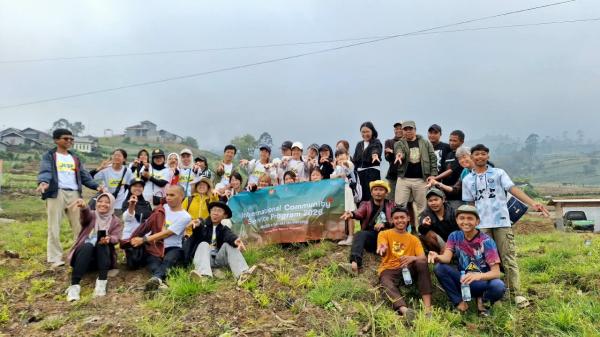 Bersawa Warga Lokal, Mahasiswa Jepang Pelajari Pemulihan Pascabencana di Desa Serang Purbalingga 