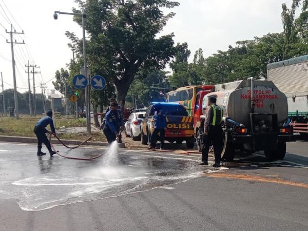 Bau Menyengat dan Berasap! Tumpahan Diduga Zat Kimia Ganggu Pengguna JLU Lamongan