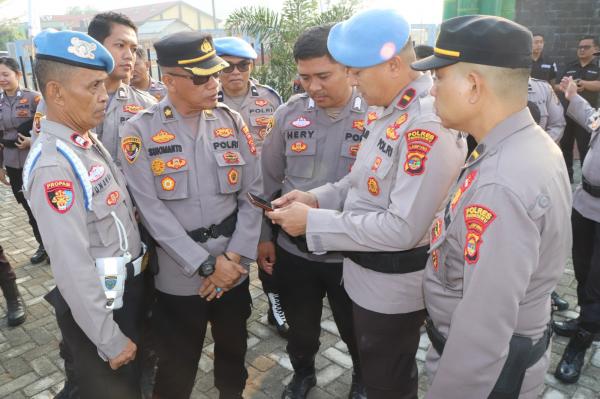 Cegah Narkoba dan Judol, Wakapolres Pringsewu Mendadak Periksa Ponsel Anggota