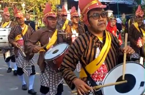 Keunikan Kirab Budaya Nusantara Warga Grisimai Ponorogo, Ada Drumband Ala Keraton