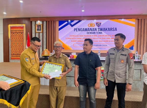 Terbaik di Sulawesi Barat, Satkamling Mamuang Dayanginna Terima Penghargaan dari Wakil Bupati Mamuju