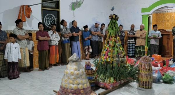 Warga Kaki Semeru Meriahkan Maulid Nabi dengan Tradisi Grebek Gunungan