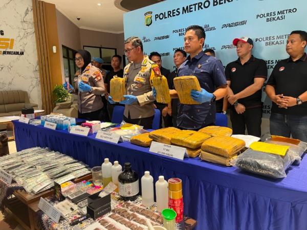 Polres Bekasi Sita 17 Kg Ganja dan 27.400 Obat Keras, 12 Orang Jadi Tersangka