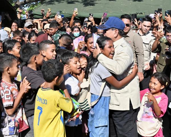 Percayalah, Kamu Tidak Sendiri! Janji Presiden Prabowo saat Peluk Pengungsi Gempa di Nagekeo NTT