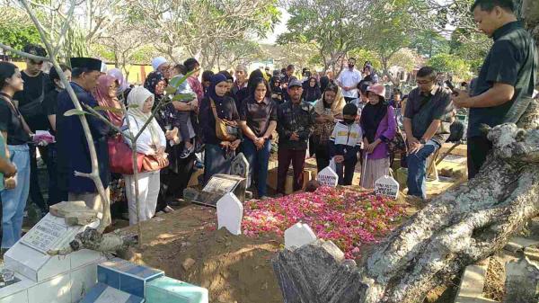 Keluarga Tunaikan Wasiat, 3 Korban Kebakaran Jaksel Tewaskan 4 Orang Dimakamkan di Kediri