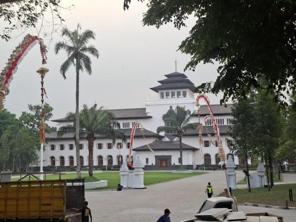 Dianggap Mirip Set Film Kolosal, Penataan Anyar Gedung Sate Diberi Rapor Merah oleh Pengunjung