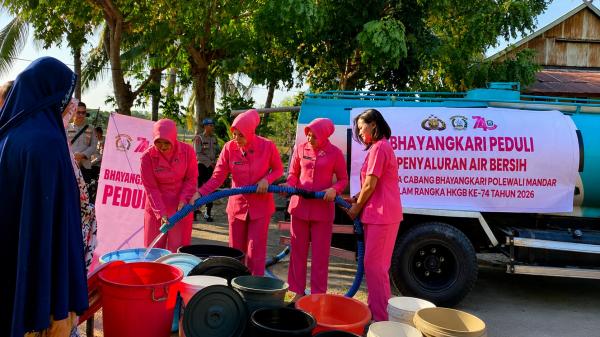 Krisis Air Bersih, Bhayangkari Peduli Salurkan 9.000 Liter Air ke Warga Galeso