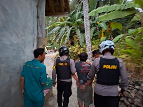 Polisi Evakuasi Warga dengan Gangguan Jiwa yang Resahkan Warga di Buayan Kebumen