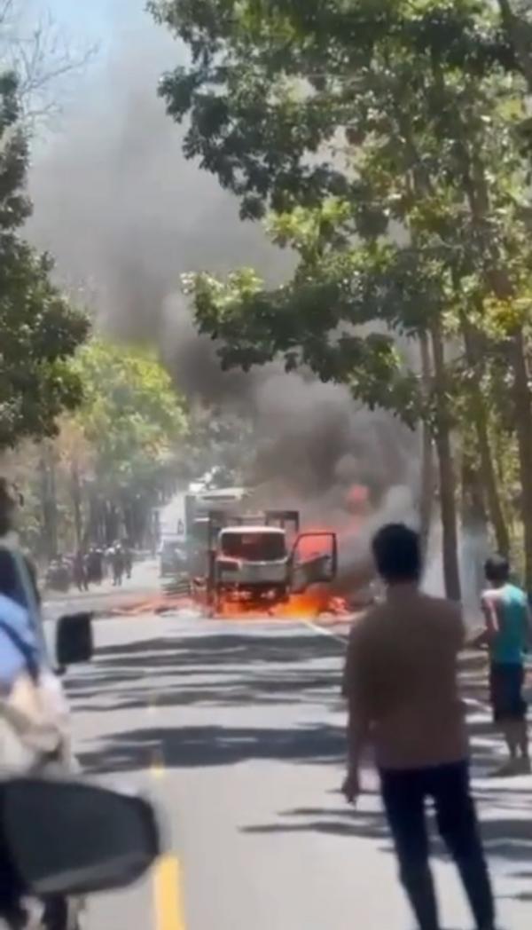 Truk Angkut Kompor Listrik Terbakar di Jalur Pantura Kawasan Taman Nasional Baluran Situbondo