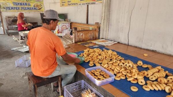 Jual Kue Seribuan, UMKM di Padangan Bojonegoro Ini Raup Omzet Kotor hingga Rp35 Juta Sehari
