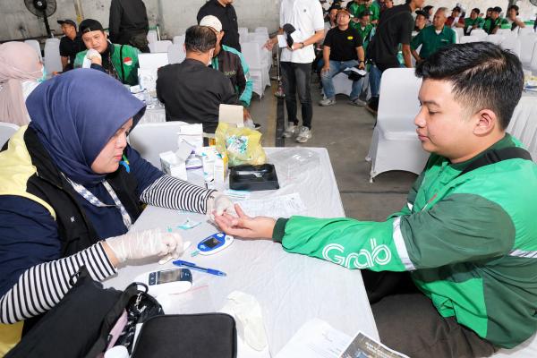 Perkuat Keselamatan Jalan, Ratusan Driver Ojol di Bandung Ikuti Pemeriksaan Kesehatan Gratis