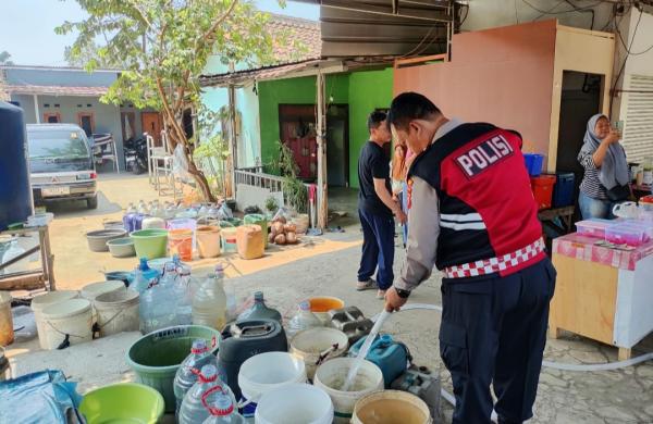 Polres Cianjur Salurkan 11.500 Liter Air Bersih ke Tiga Kampung di Haurwang