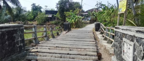 Jembatan Nyaris Ambruk, Warga Kertamukti Terpaksa Lewati Batang Kelapa