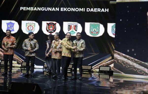 Bukan Sekadar Penghargaan, Inovasi “Satu SKPK Satu Inovasi” Antar Abdya Raih Pemimpin Daerah Awards