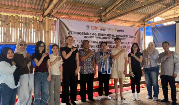 Mahasiswa 4 Negara Ikut Pengabdian Fisip Undip, Edukasi Finansial dan Tanam Mangrove