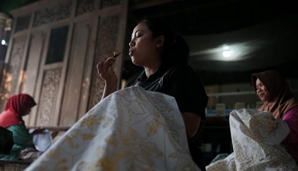 Kisah Perempuan Pelestari Batik Tulis di Tengah Transisi Energi