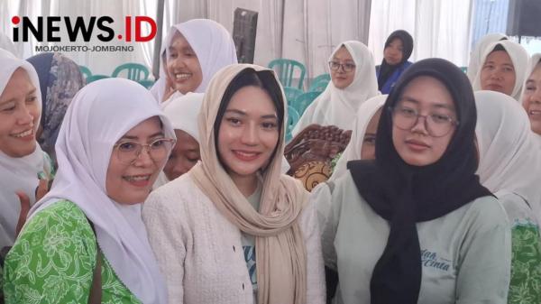 Berlliana Lovell Pakai Kerudung Diserbu Ibu-ibu Muda di Jombang, Berebut Foto Selfie