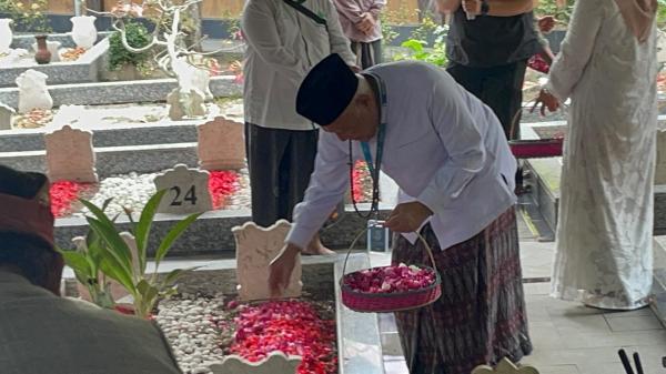 Terpilih Ketua Umum PBNU, Gus Kikin Ziarah Bawa Tongkat KH Hasyim Asy'ari di Tebuireng Jombang