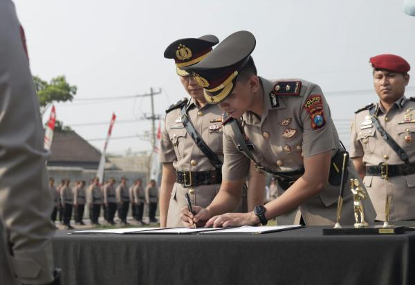 Polres Blitar Gelar Upacara Sertijab Wakapolres dan Kasat Reskrim