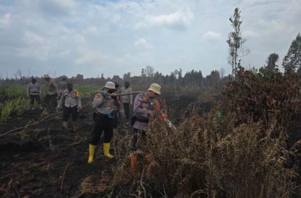 Polres Bengkalis Bersama TNI dan BPBD Lakukan Pendinginan Karhutla 12 Hektare di Talang Muandau