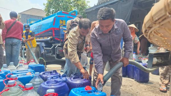 Krisis Air Bersih Meluas Jurnalis TV Patungan Salurkan 15.000 Liter Air ke Warga Demak