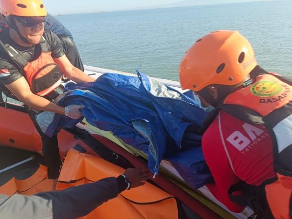 SAR Evakuasi Mayat Mengapung di Perairan Pantai Oeteta Kupang, Identitas Belum Diketahui