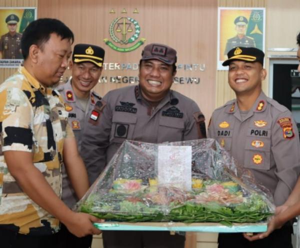 Kejari Pringsewu Dapat Kejutan Tumpeng dari Kapolres Dadi di Hari Kejaksaan