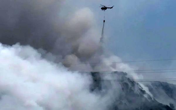 Polri Kerahkan Helikopter Padamkan Kebakaran TPA Putri Cempo, 234.000 Liter Air Diguyurkan