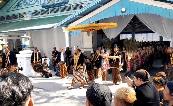 Resmi Bertakhta, Paku Buwana XIV Hangabehi Jadi Raja Baru Keraton Surakarta