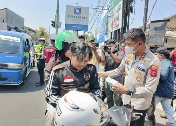 Abu Vulkanik Anak Krakatau Mulai Terasa di Cianjur, Polres Bagikan 2.000 Masker Untuk Warga