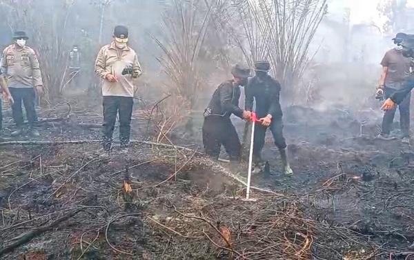 Polda Kalteng Gunakan Teknologi Injeksi Bubuk Singkong untuk Padamkan Bara Karhutla di Lahan Gambut
