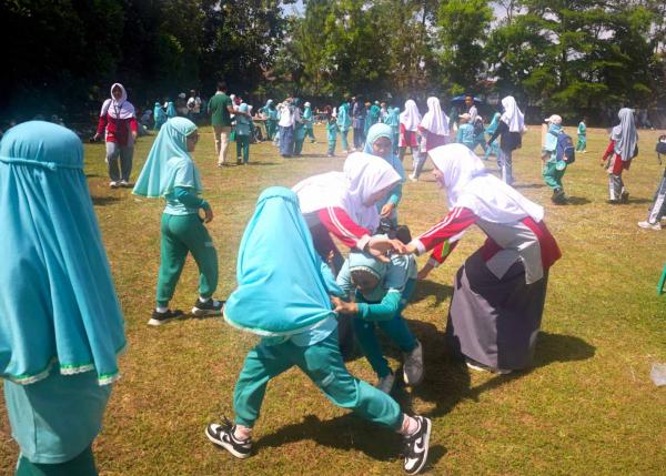 Tanpa Gawai, Begini Serunya Ratusan Siswa Mainkan 38 Permainan Tradisional