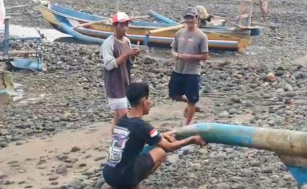 Abu Vulkanik Gunung Anak Krakatau Terasa di Jalan, Nelayan Tetap Melaut demi Dapur Ngebul