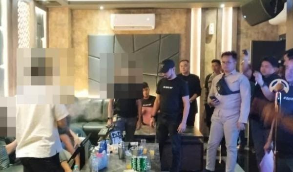 Razia THM di Kota Cirebon, Polisi Sita Puluhan Botol Miras dari Berbagai Merek