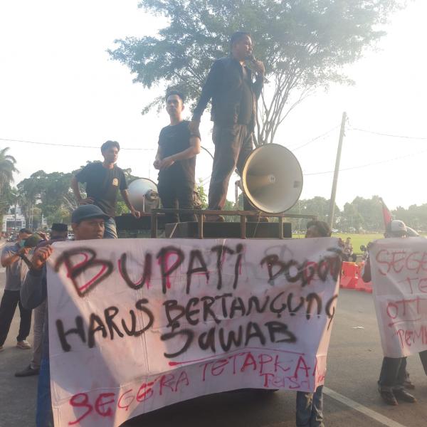 Geruduk Kantor Bupati Bogor! Massa Bawa 5 Tuntutan, Desak KPK Tuntaskan Dugaan Korupsi Upah Pungut