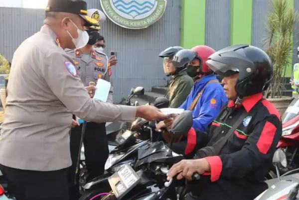 ‎Polisi Bagikan Masker dan Bersihkan Jalan untuk Lindungi Warga dari Abu Vulkanik