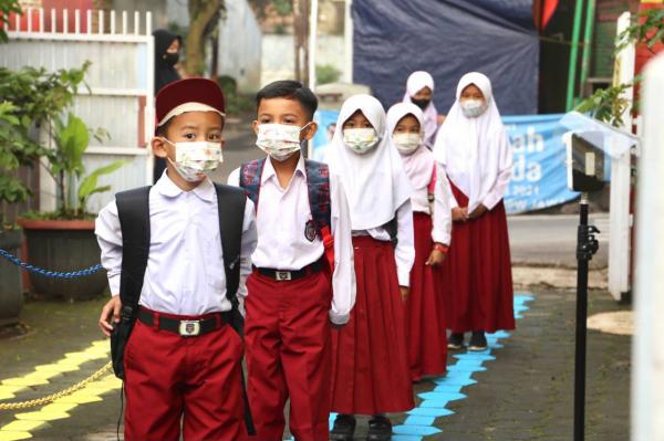 Dampak Erupsi Gunung Anak Krakatau, Disdik Bandung Wajibkan Siswa Pakai Masker