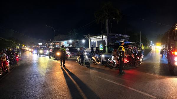 Antrean Panjang BBM, Sat Lantas Polres Polman Atur Arus di SPBU Lantora