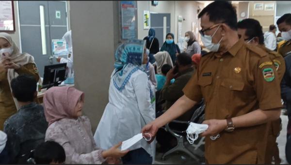 Abu Vulkanik Gunung Anak Krakatau, RSUD Bayu Asih Bagikan Masker ke Pengunjung