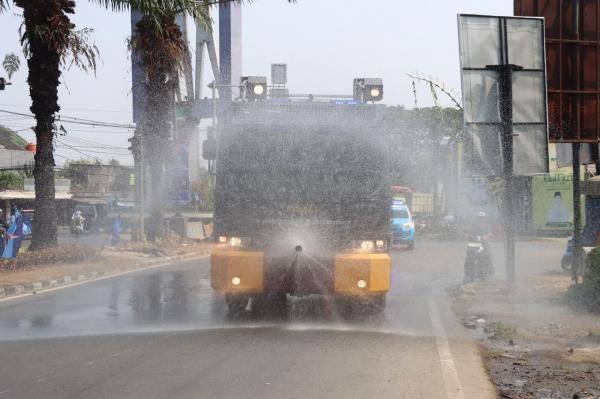 Polisi Kerahkan Water Cannon Bersihkan Abu Vulkanik Anak Krakatau di Tangerang