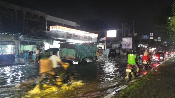 Banjir Rendam Jalan Letda Sujono Hampir 7 Jam, Warga: Biasanya Hanya Satu Jam