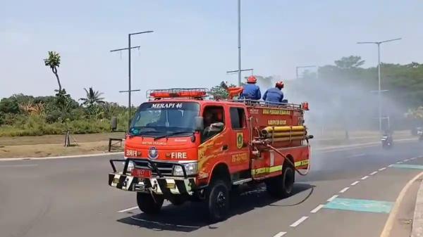 Dirjen Bina Adwil Apresiasi Gerak Cepat Damkar Bersihkan Abu Vulkanik Gunung Anak Krakatau