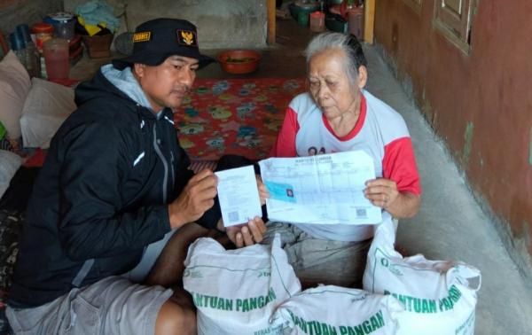 Puluhan Jompo Desa Jayagiri Dapat Beras Diantar Sampai Rumah