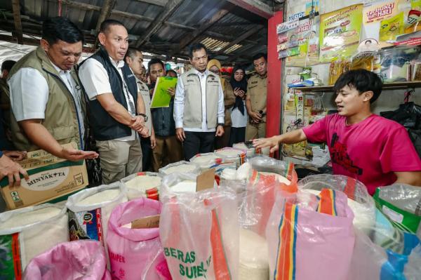 Sidak Pasar Pucang, Satgas Pangan Temukan Beras Premium Dijual di Atas HET