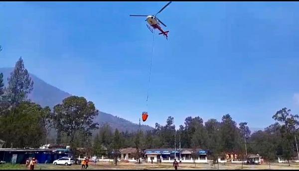 Kebakaran Kawah Ijen Belum Padam, Helikopter Water Bombing Fokus Amankan Jalur Pendakian