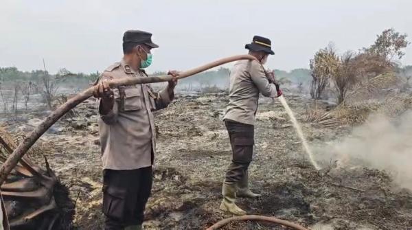 Karhutla di Siak Kecil dan Pinggir,  Polres Bengkalis BPBD dan TNI Berjibaku Padamkan Api
