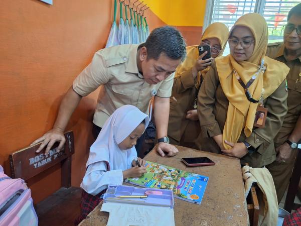 Masuk Zona Paparan Abu Vulkanik, KBM di Karawang Masih Tatap Muka dan Siswa Diimbau Pakai Masker