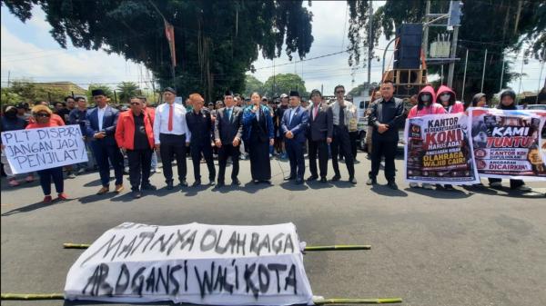 Ratusan Atlet Demo di Blitar, Tuntut Dana Hibah dan Kantor KONI Dikembalikan
