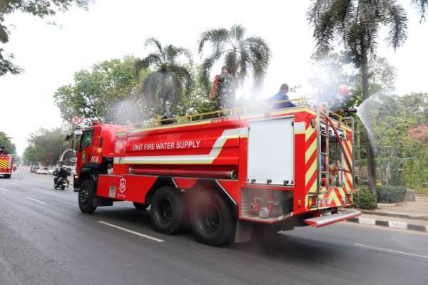 Redam Dampak Abu Vulkanik Anak Krakatau, Pemkot Tangerang Gencarkan Penyemprotan Jalan Protokol