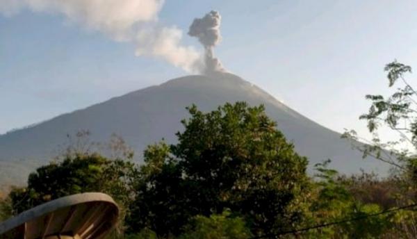 Erupsi Ile Lewotolok Capai 600 Meter, Polisi Perketat Pengawasan Zona Bahaya